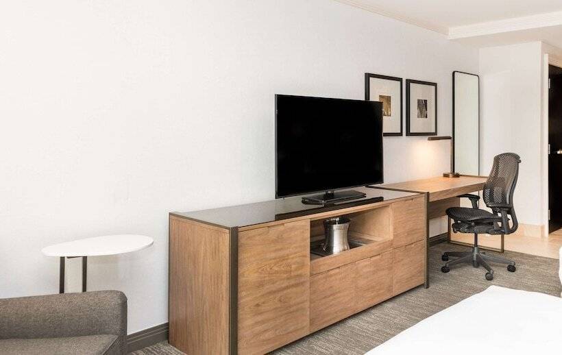 اتاق اجرایی با تخت بزرگ, Hilton Columbus/polaris