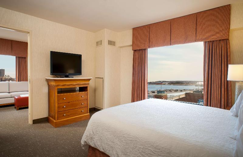 Deluxe Suite King Bed, Hilton Garden Inn Portland Downtown Waterfront