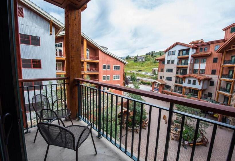استودیوی لوکس, The Lodge At Mountaineer Square