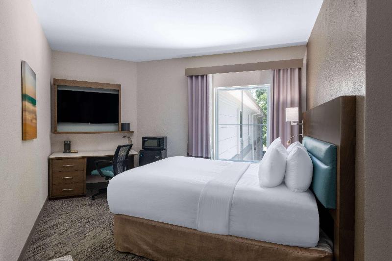 اتاق استاندارد با تخت دو نفره بزرگ, Mainstay Suites
