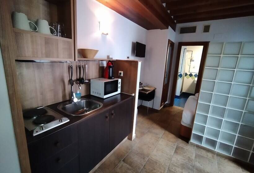 استودیوی استاندارد, Apartamentos Alhambra