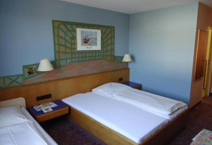 Standard Triple Room, Enjoyhotel Garni Korntal Stuttgart