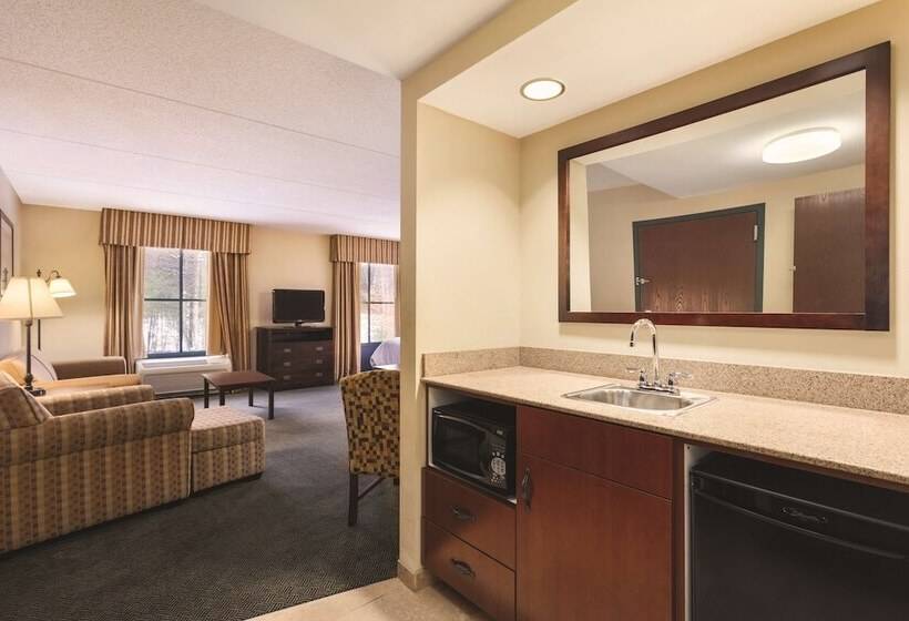استودیوی استاندارد, Hampton Inn & Suites Lake George