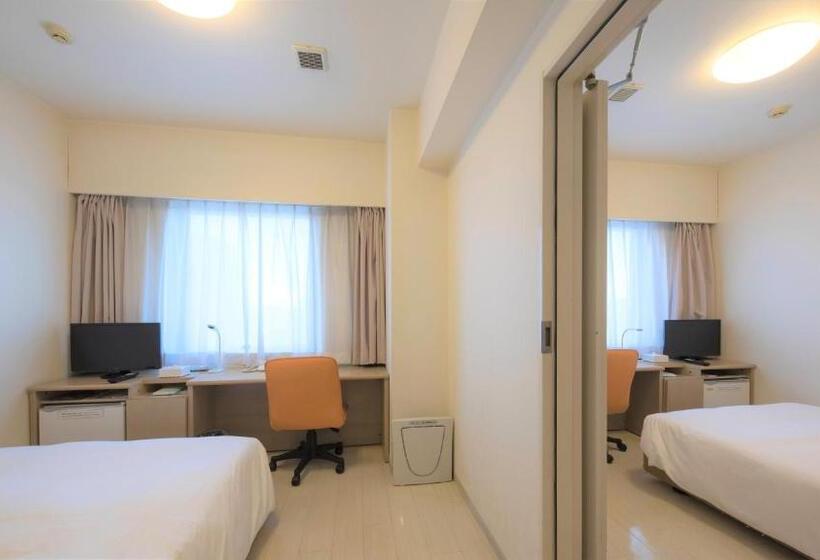 آپارتمان یک خوابه با دری مشترک که هال را جدا می کند., Smile Hotel Okinawa Naha