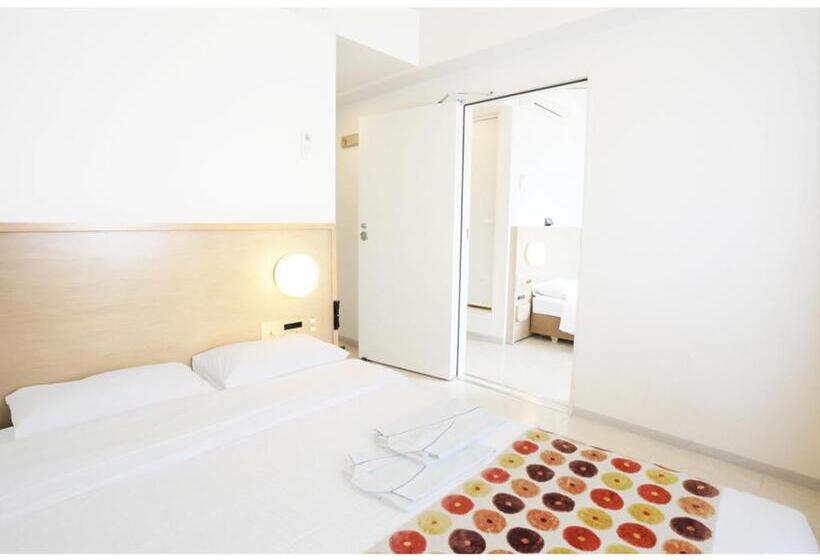 آپارتمان یک خوابه با دری مشترک که هال را جدا می کند., Smile Hotel Okinawa Naha