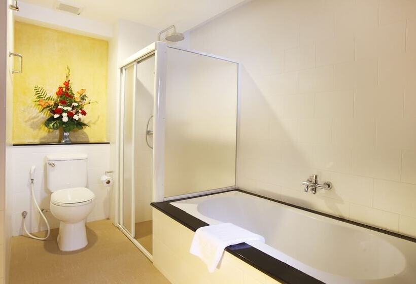 اتاق لوکس با چشم‌انداز استخر, Palmyra Patong Resort Phuket  Sha Extra Plus