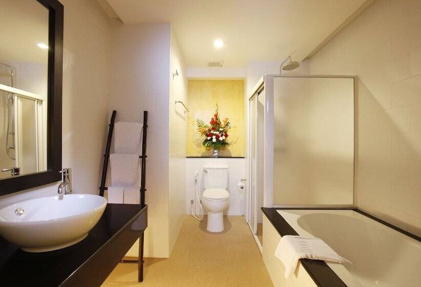 اتاق لوکس با چشم‌انداز استخر, Palmyra Patong Resort Phuket  Sha Extra Plus