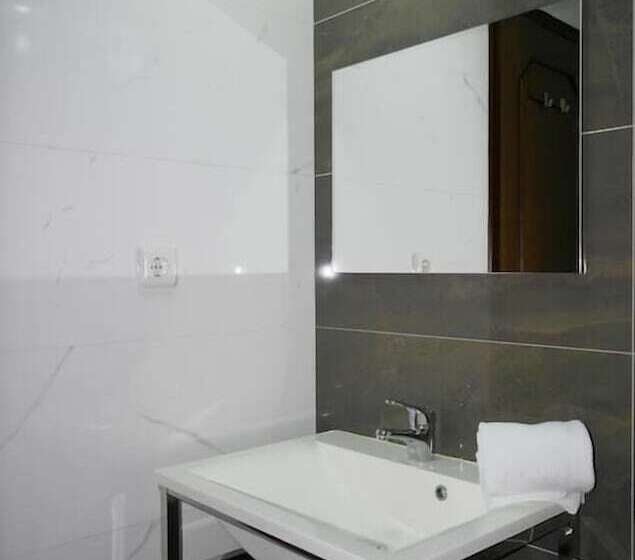 Standard Single Room, Pensao Central