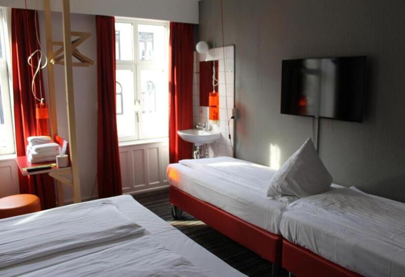 اتاق استاندارد چهارنفره با سرویس بهداشتی مشترک, Annex Copenhagen