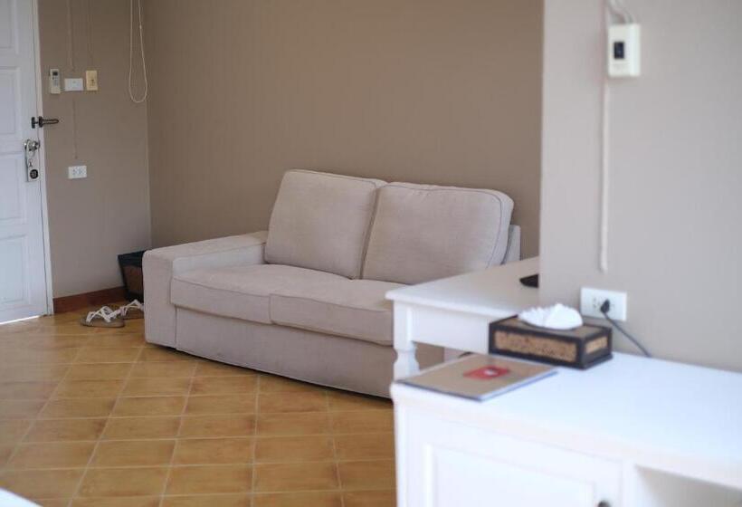 اتاق استاندارد سه نفره, Feung Nakorn Balcony Rooms And Cafe