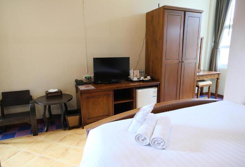 Economy Quadruple Room, Feung Nakorn Balcony Rooms And Cafe