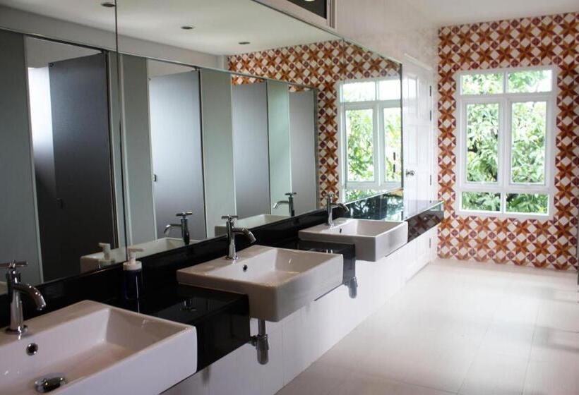 Family Room Shared Bathroom, Feung Nakorn Balcony