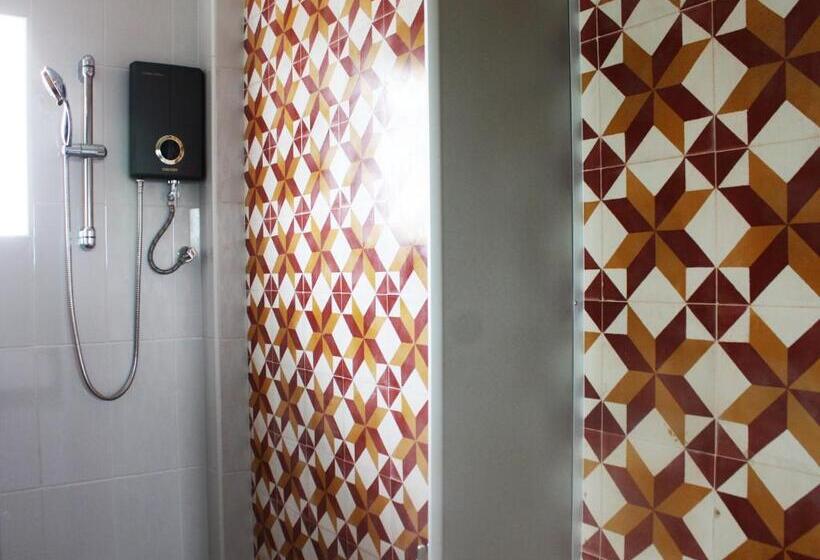 اتاق خانوادگی با سرویس بهداشتی مشترک, Feung Nakorn Balcony Rooms And Cafe
