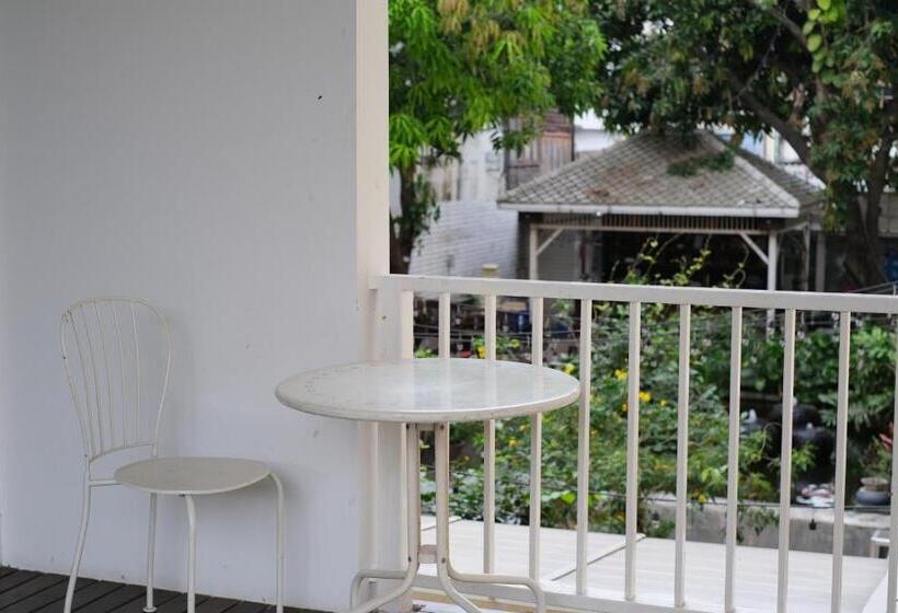 2 Bedroom Apartment, Feung Nakorn Balcony