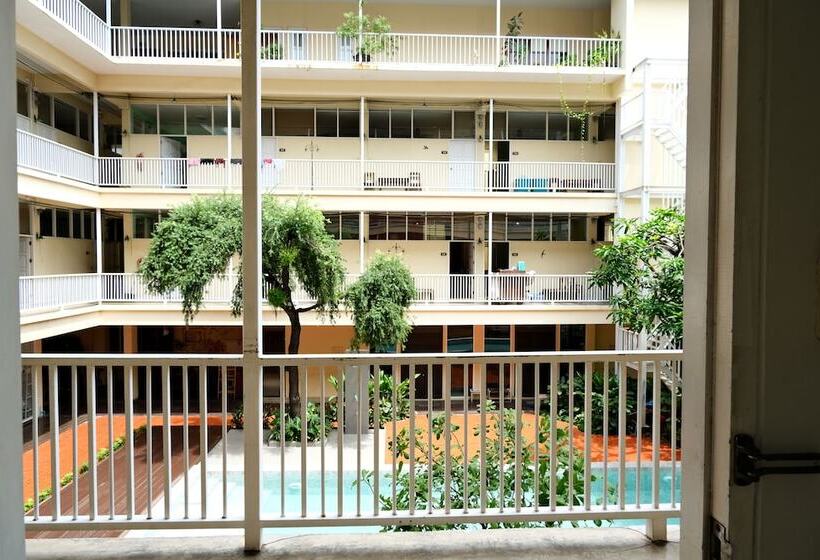 Habitación Familiar Baño Compartido, Feung Nakorn Balcony