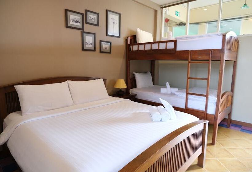 Economy Quadruple Room, Feung Nakorn Balcony Rooms And Cafe