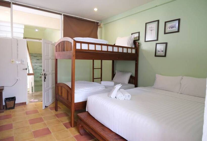 Economy Quadruple Room, Feung Nakorn Balcony Rooms And Cafe