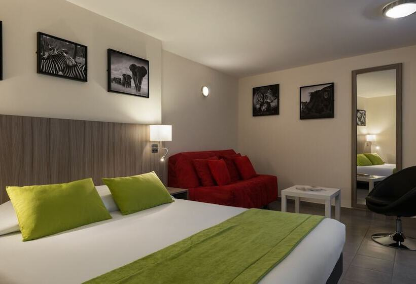 Standard Quadruple Room, Reims