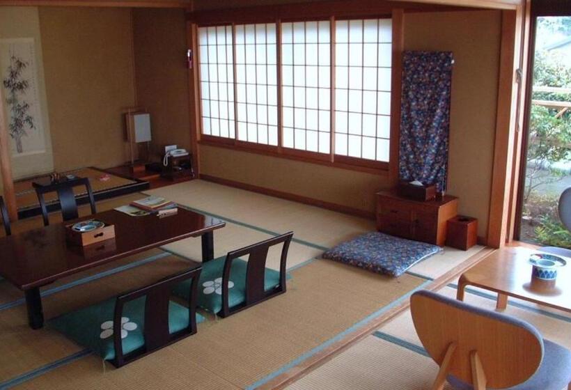 Superior Room, Shin Kadoya