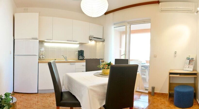 1-Bedroom Upper Apartment Sea View, Villa Midea