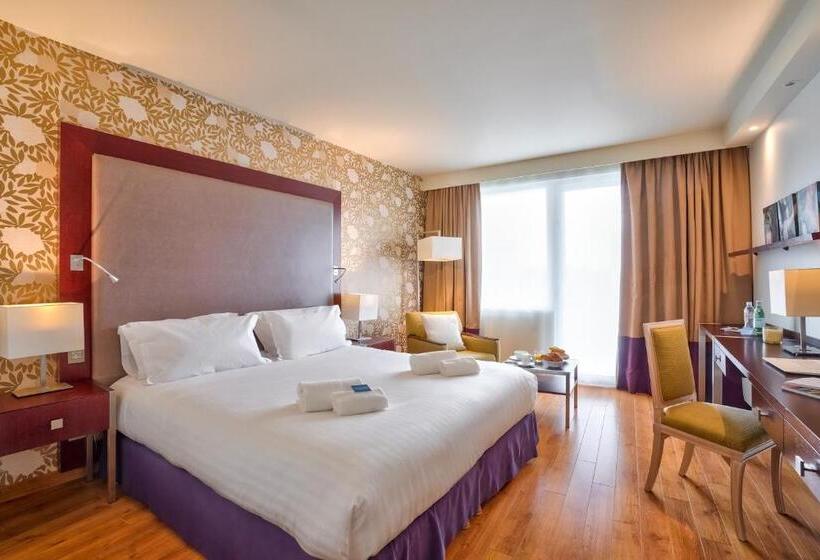استودیوی استاندارد, Clarion Paris Cdg Airport