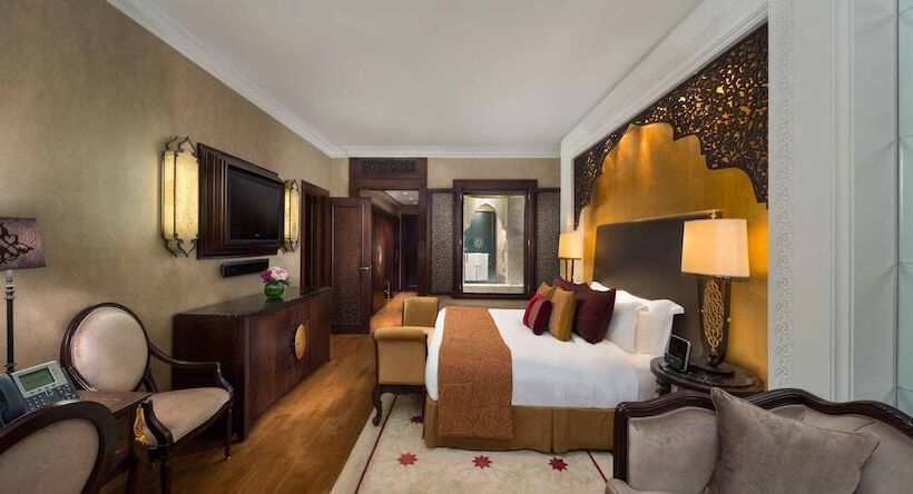 Club Room King Bed, Jumeirah Zabeel Saray Dubai