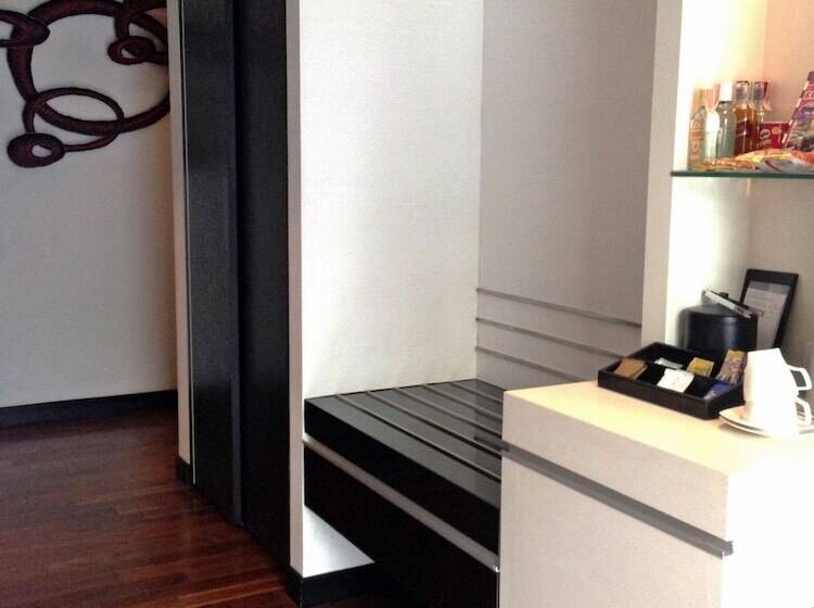 سوییت جونیور با چشم‌انداز شهر, Park Plaza Bangkok Soi 18