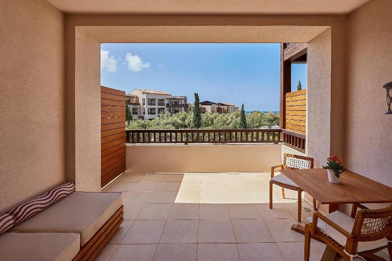 اتاق لوکس با چشم‌انداز باغ, The Westin Resort Costa Navarino