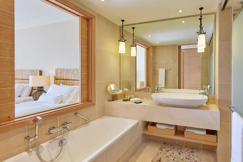 اتاق لوکس با چشم‌انداز باغ, The Westin Resort Costa Navarino