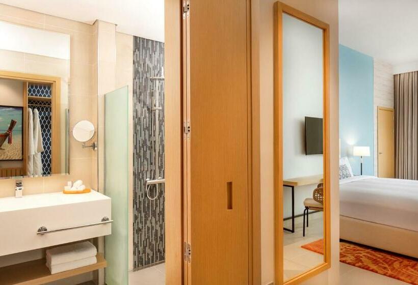 带大床的高级房间, Centara Mirage Beach Resort Dubai