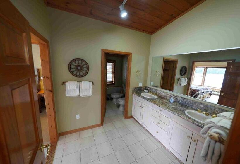 سوییت لوکس, Ampersand Bay Resort