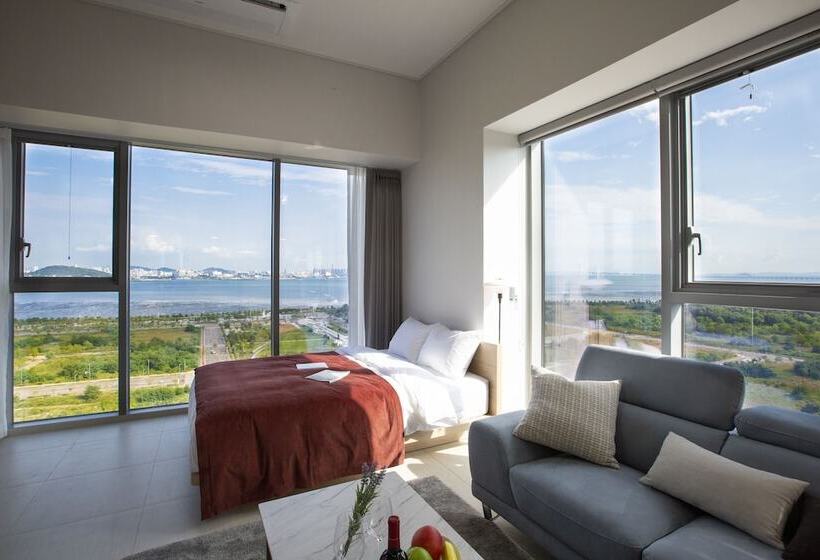 سوییت با چشم‌انداز دریا, Blue Ocean Residence