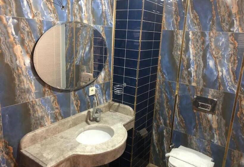 اتاق کلاسیک سه تخته, Golden Hi̇ll Hotel Downtown