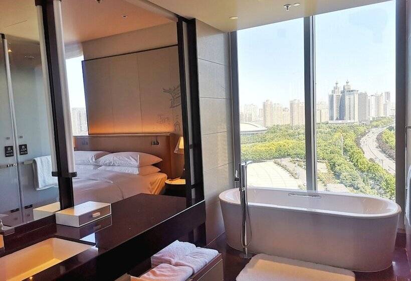 سوییت اجرایی, Courtyard By Marriott Luoyang