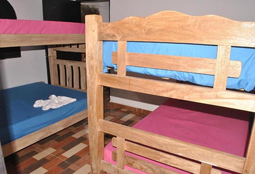 اتاق خانوادگی با چشم‌انداز دریا, Hostal Castillo Del Mar   Hostel
