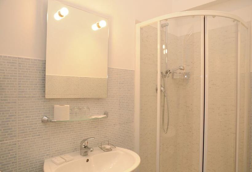 Standard Triple Room with Balcony, Affittacamere Conte Di Cavour