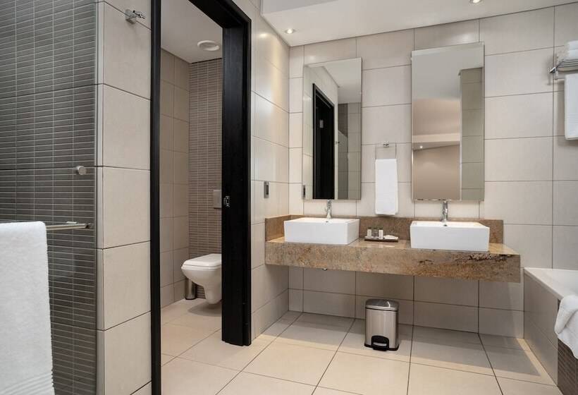 اتاق خانوادگی, Premier Hotel O.r. Tambo