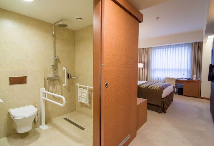 Camera Deluxe Accessibile ai persone con mobilità ridotta, Ramada By Wyndham Oradea