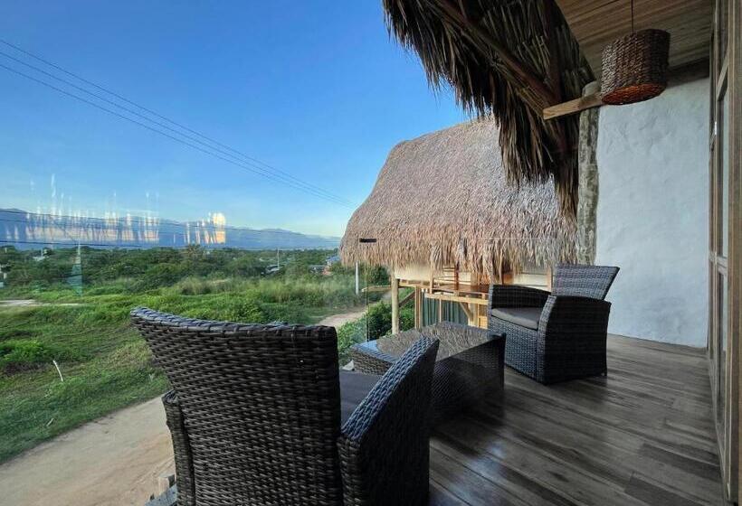 سوئیت جونیور با چشم‌انداز کوهستان, Rch Luxury  & Pool