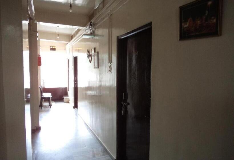 اتاق اکونومی, Embassy