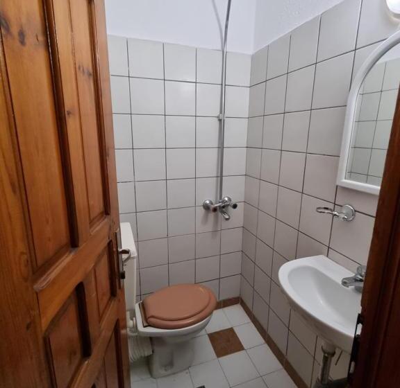 اتاق ساده سه‌ نفره, Motel Thessaloniki