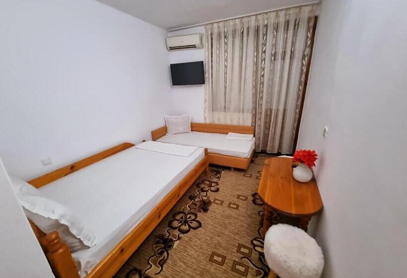 اتاق ساده سه‌ نفره, Motel Thessaloniki