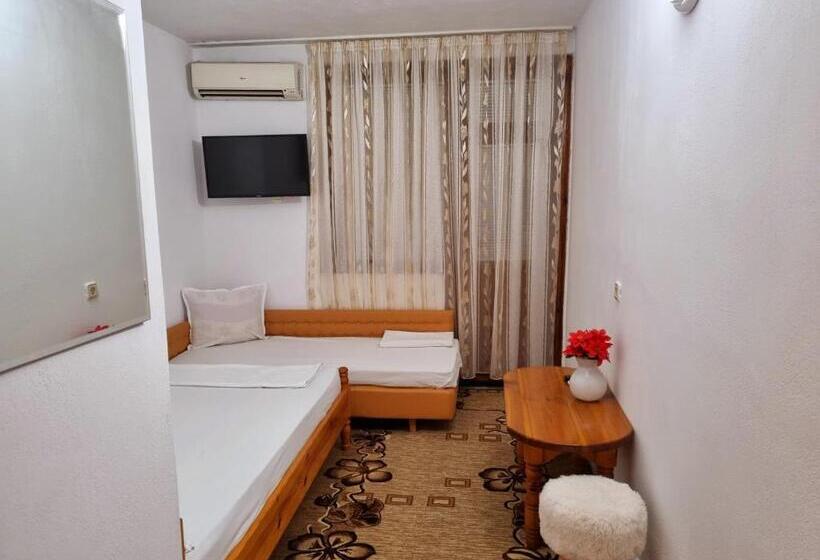 اتاق ساده سه‌ نفره, Motel Thessaloniki