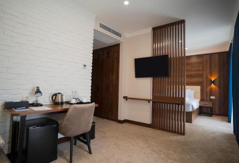 اتاق لوکس, Oscar Boutique