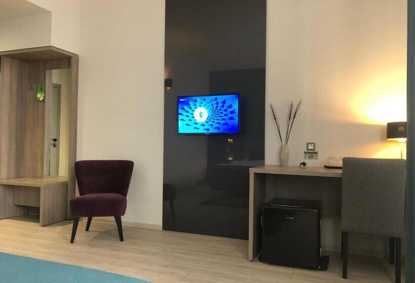 اتاق اجرایی, Pensiunea Lido