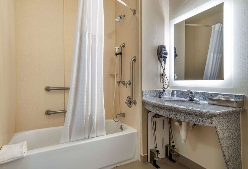 Suite Adapted for people with reduced mobility, Comfort Suites Airport