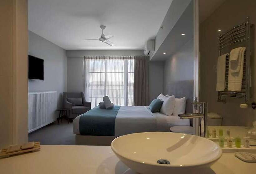 استودیوی پریمیوم, Deep Blue Hotel & Hot Springs