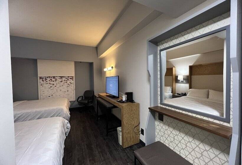 带2个双人床的标准工作室, Holiday Inn Uruapan