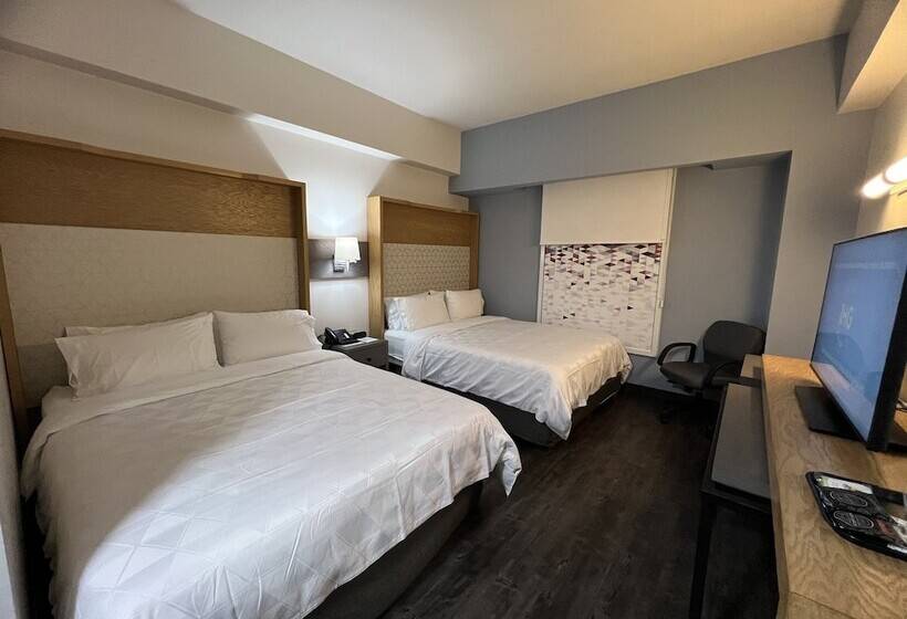 带2个双人床的标准工作室, Holiday Inn Uruapan