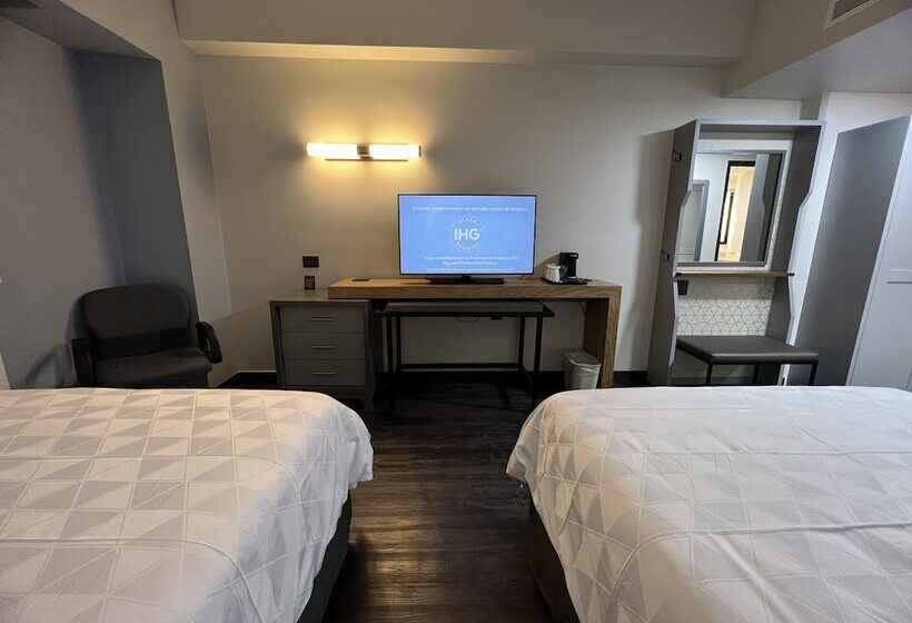 带2个双人床的标准工作室, Holiday Inn Uruapan